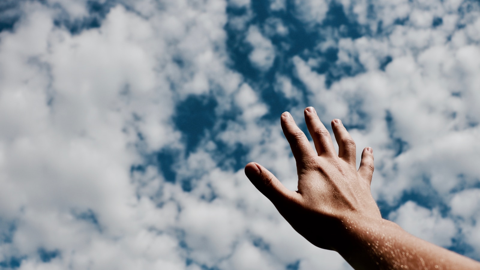 Main droite qui gratte en 2025 : Superstition ou alerte santé ? La vérité va vous surprendre !