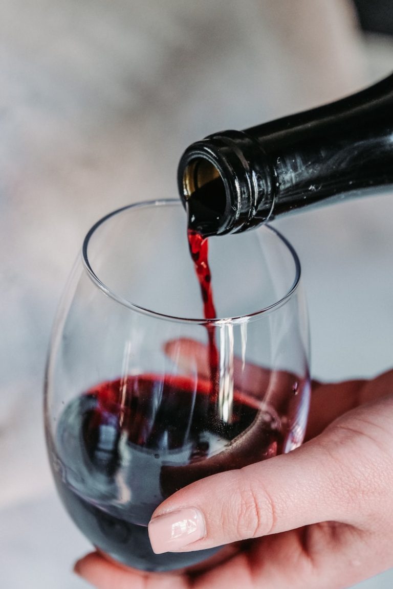 Combien de Calories dans un Verre de Vin Rouge ? Le Guide Complet pour les Amateurs