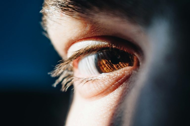 Sensation d’Avoir Quelque Chose dans l’Œil Mais Rien : Causes et Solutions Dévoilées