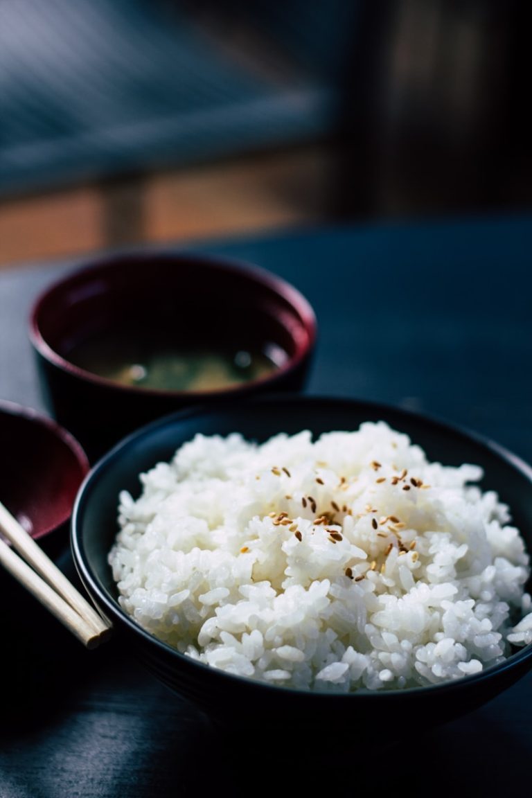 Comment Faire du Riz Collant : Secrets pour une Texture Parfaite