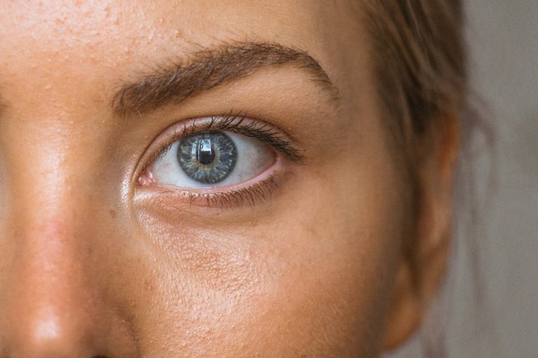 Démaquillant naturel yeux : comment choisir une formule douce, efficace et vraiment supportable